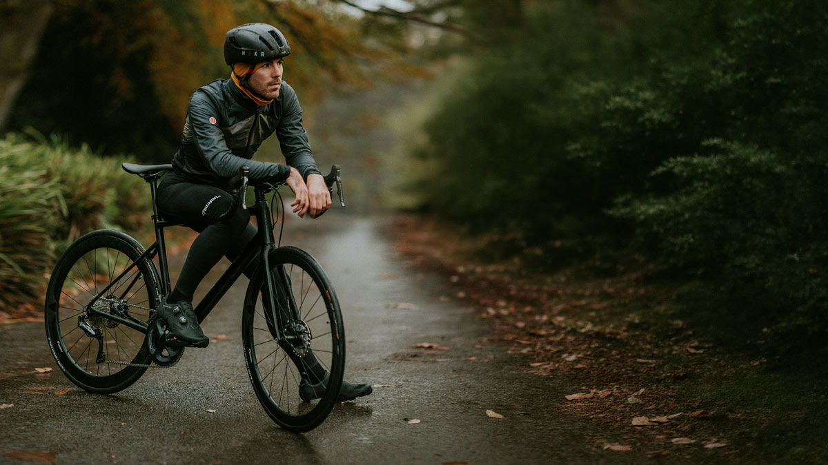 Rennradfahrer im Regen mit Regenjacke